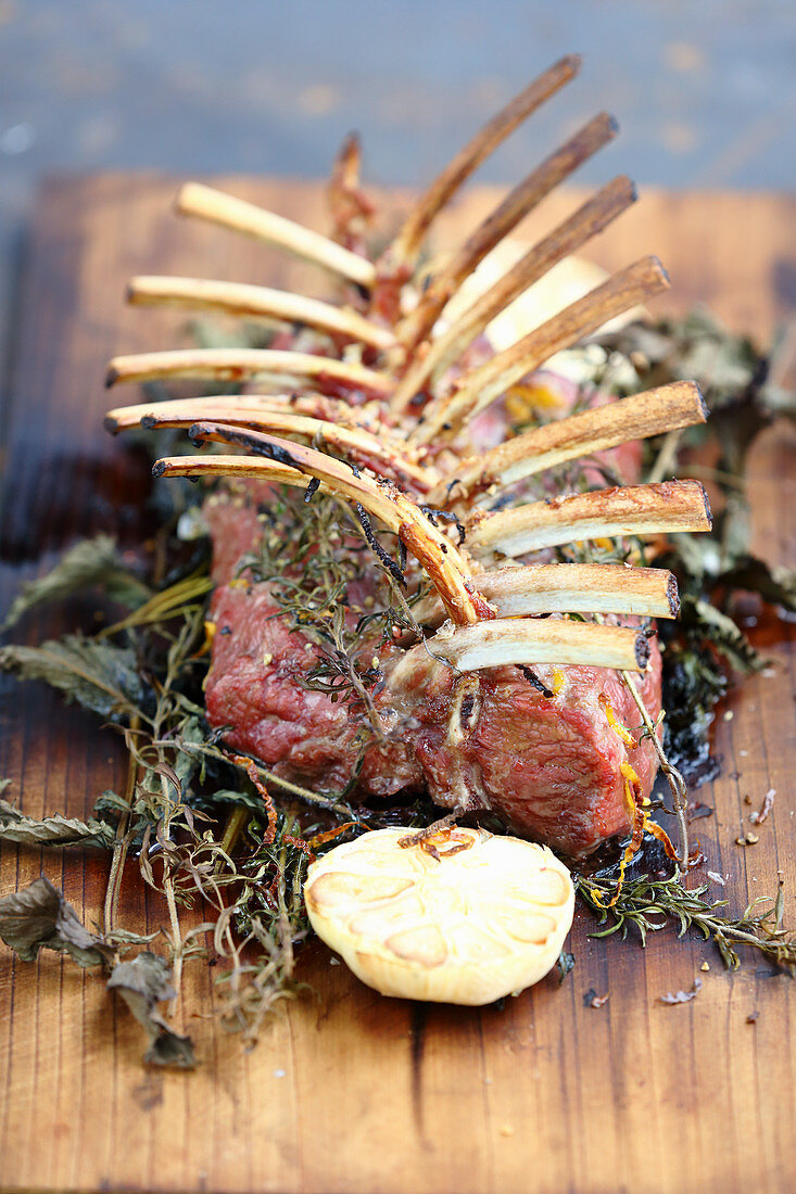 Grilled rack of lamb with herbs and garlic