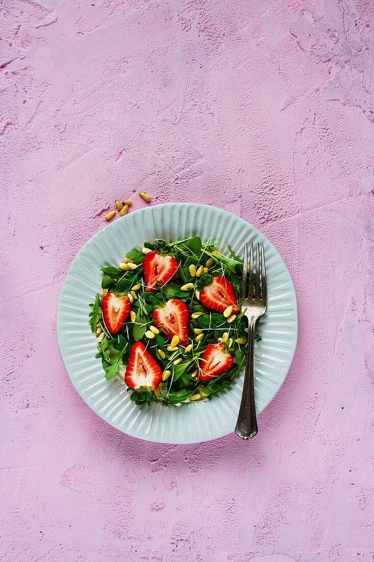 Erdbeersalat mit Rucola, Pinienkernen und Microgreens