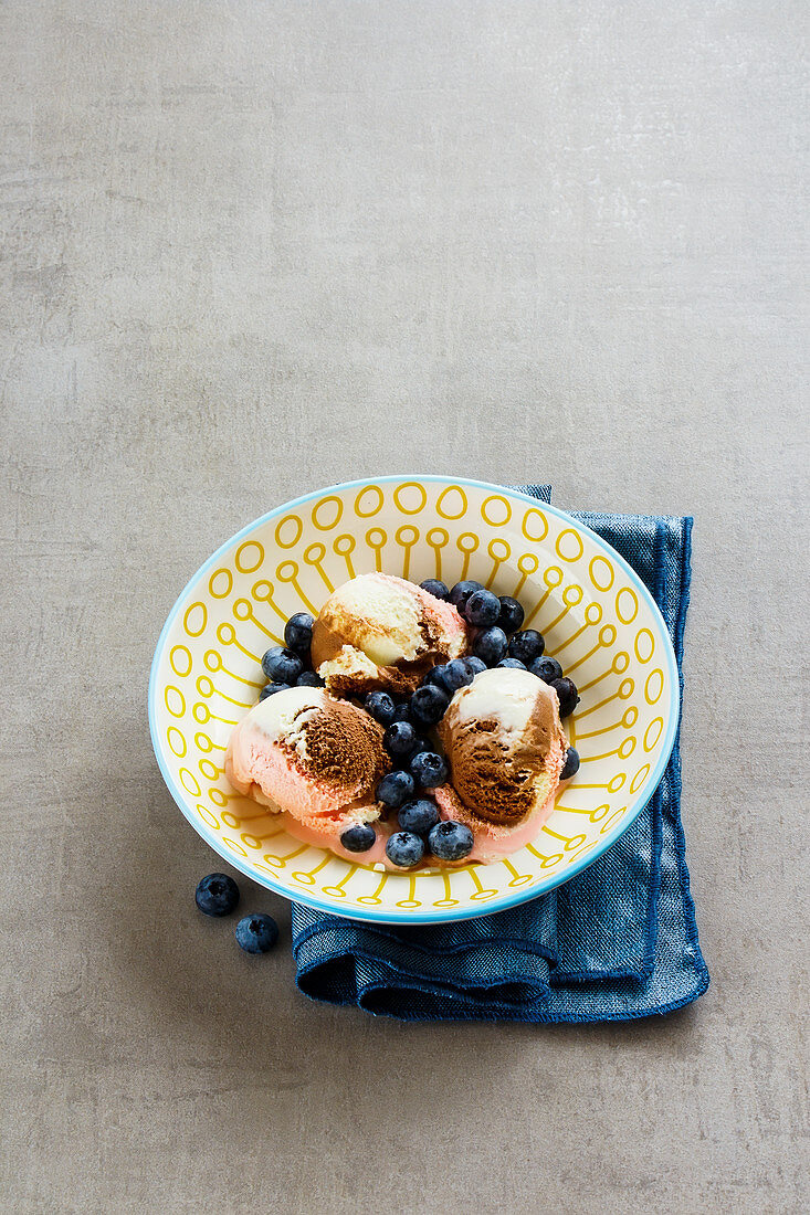 Fürst-Pückler-Eis mit frischen Blaubeeren