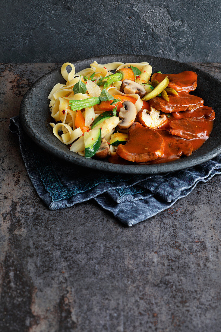 Boeuf stroganoff with carrot and courgette noodles