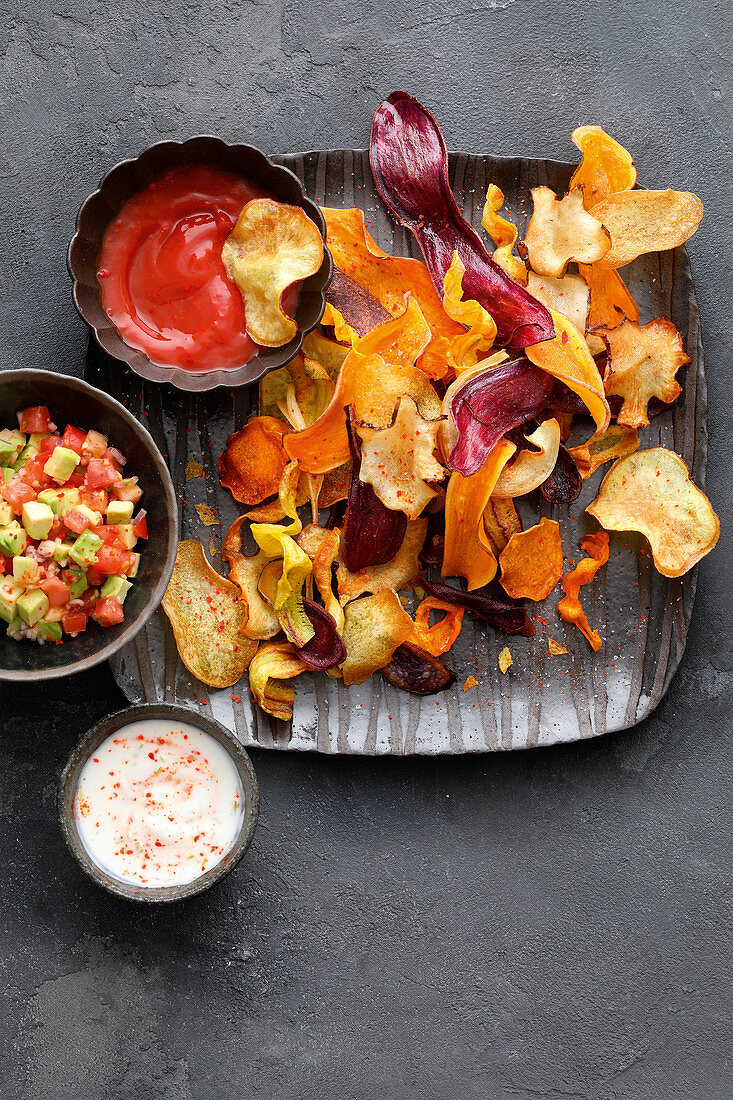 Gemüse-Chips mit verschiedenen Dips