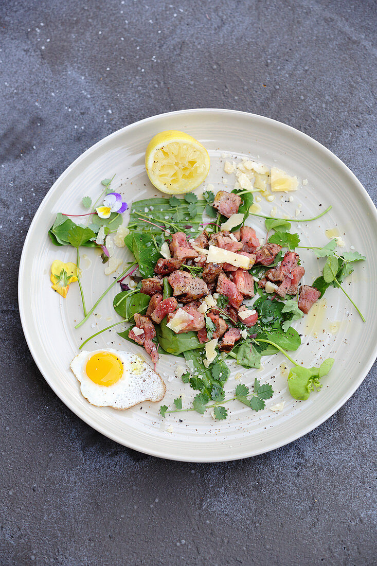Grilled tartare with wild herbs and fried quail eggs