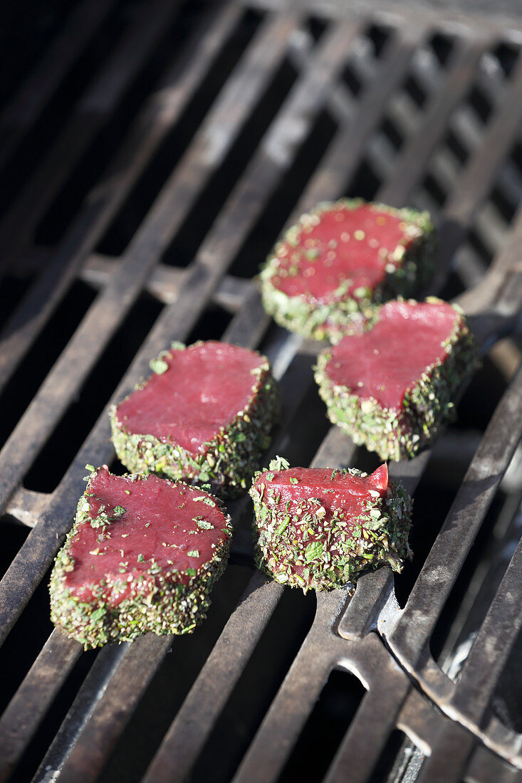 Venison medaillons in a herb crust on the grill