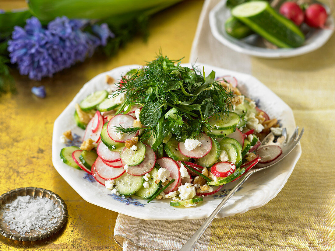 Kräuter-Radieschen-Salat mit Feta und Walnüssen