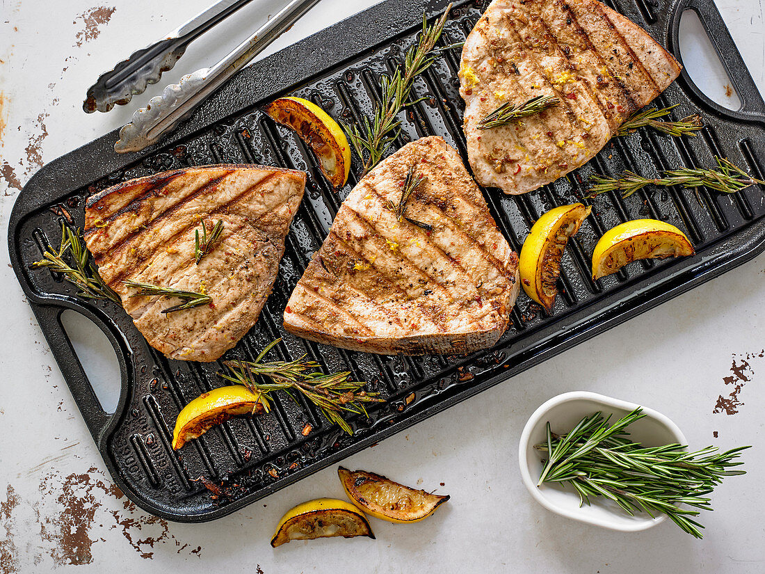 Gegrillte marinierte Schwertfischsteaks mit Zitronen und Rosmarin