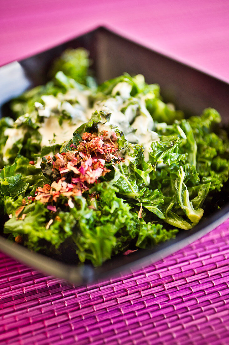 Vegan kale with Tahinsauce and rose petals