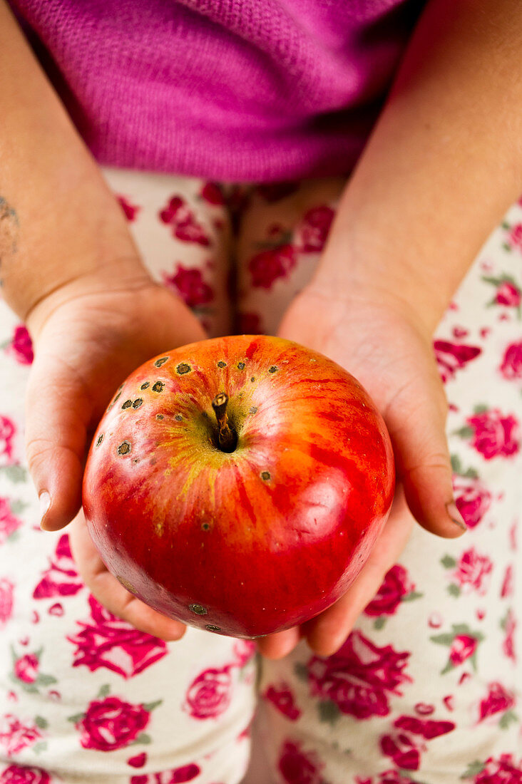 Kind mit Apfel