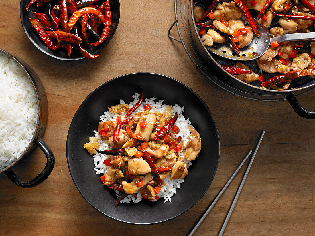 Sichuan-Hähnchen mit getrockneten roten Chilis und Reis