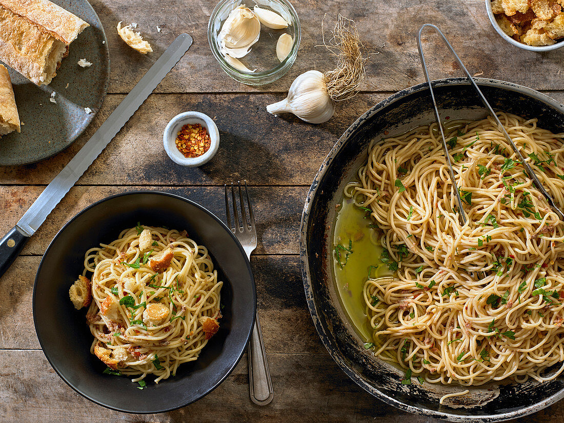 Spaghetti Pasta With Bread Crumbs and Anchovies, Sicilian Style