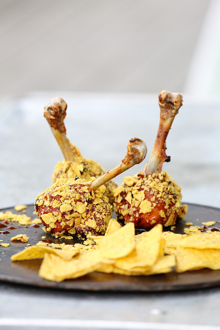 Grilled chicken drumsticks with a crunchy coating