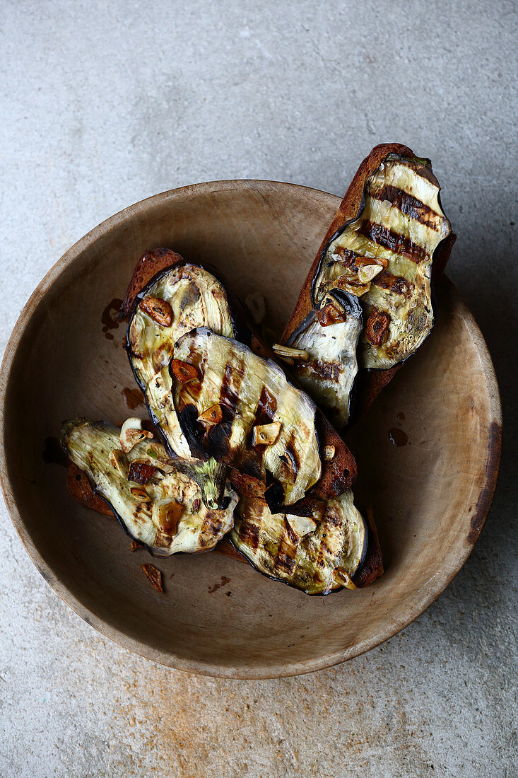 Gegrillte Auberginen auf Bauernbrot