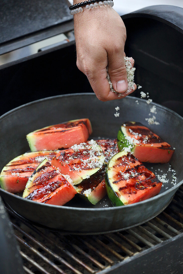 Gegrillte Wassermelone mit Rosmarinzucker bestreuen