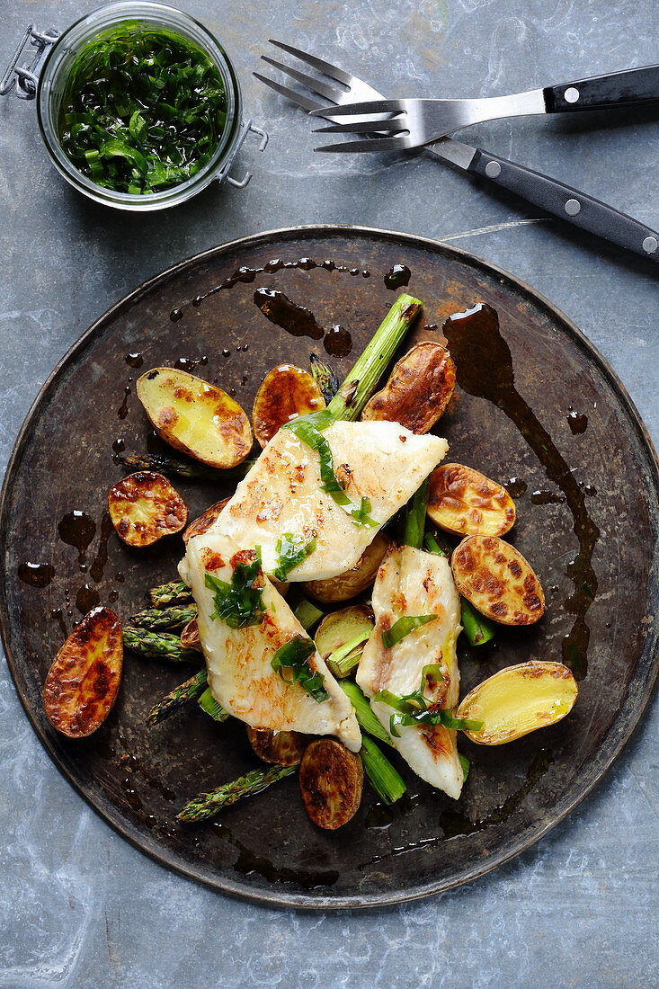 Grilled catfish fillets with potatoes, green asparagus and wild garlic