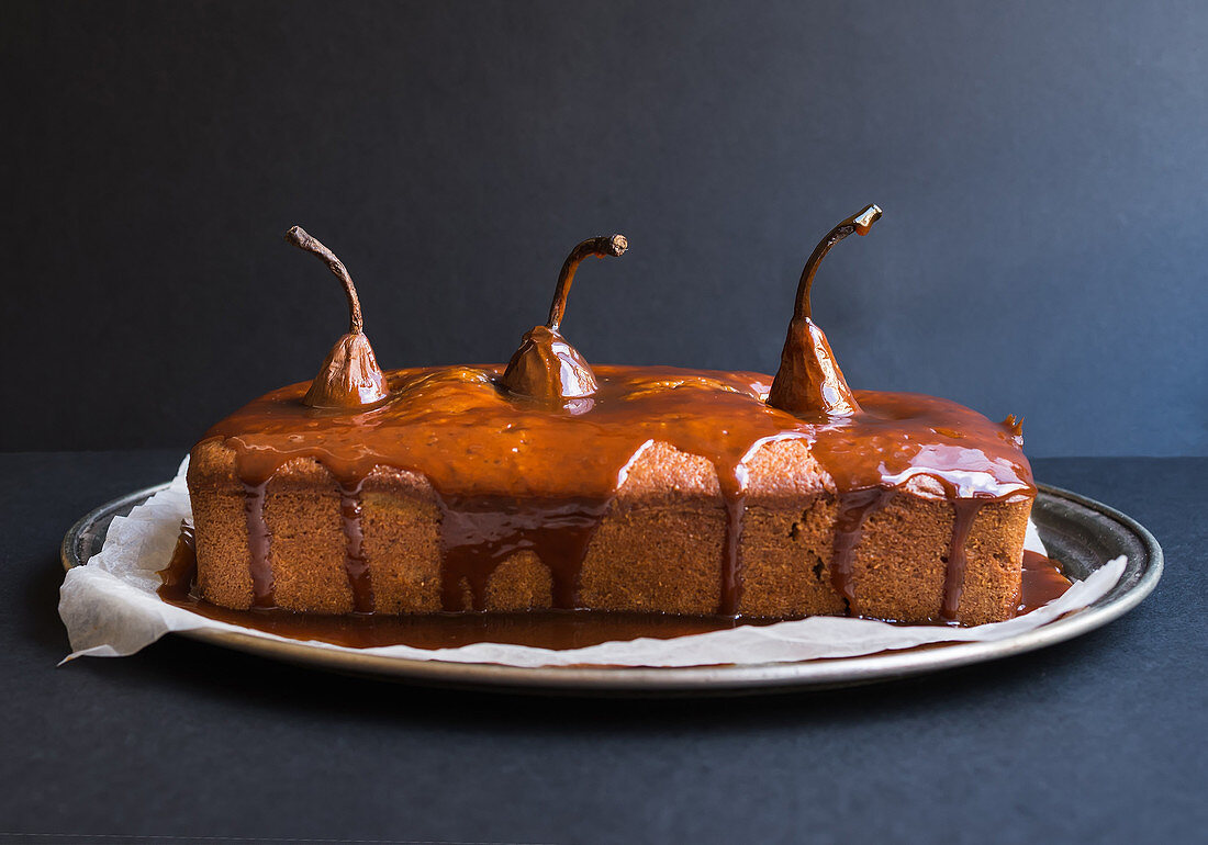 Würziger Birnenkuchen mit Karamellsauce