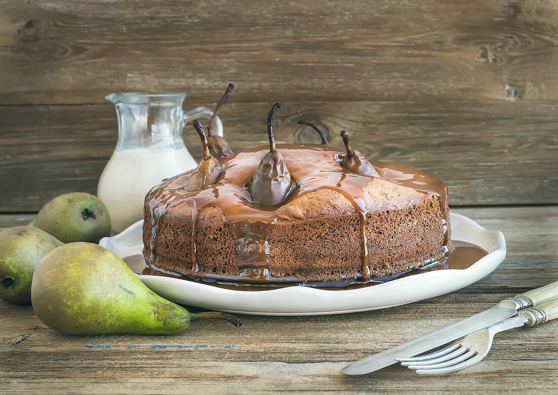 Pear, ginger and honey cake with creamy caramel topping and fresh pears