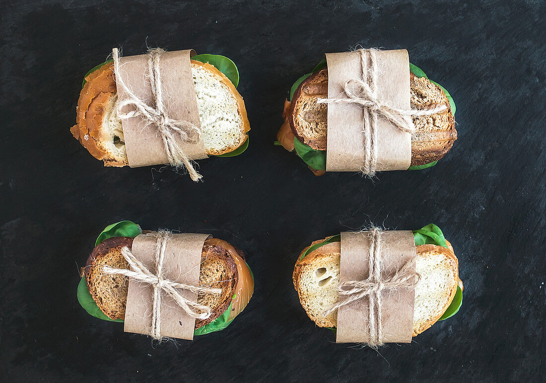 Sandwiches mit Hähnchen und Spinat zum Mitnehmen