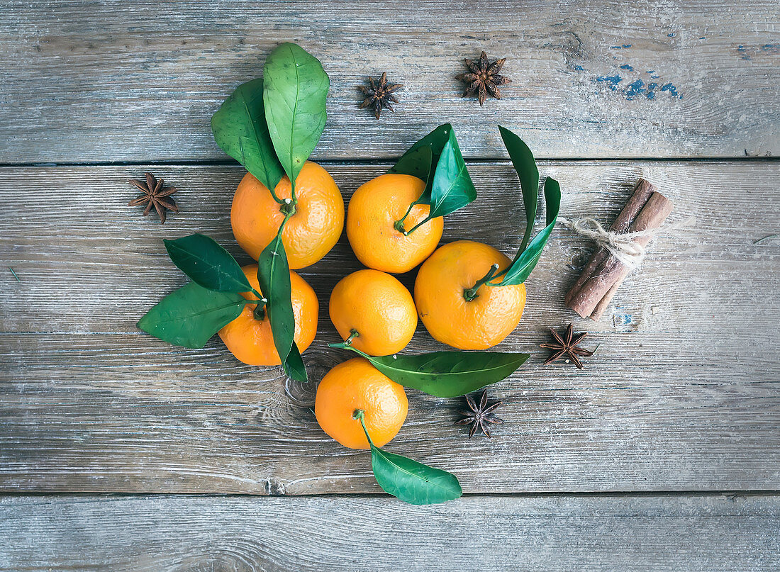 Frische Mandarinen mit Zimtstangen und Sternanis