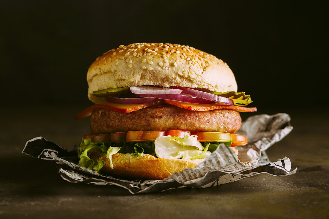 Gourmet-Burger mit Hühnerfleisch, Käse, Tomate, Kopfsalat, Zwiebel und Pommes