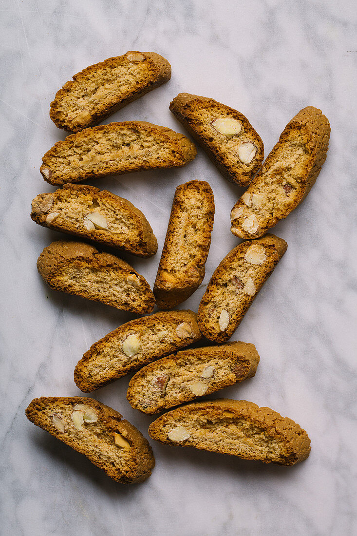 Cantuccini (knuspriges Mandelgebäck, Italien) auf Marmoruntergrund