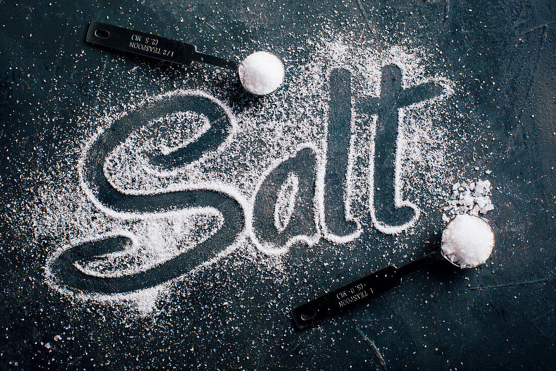 Salt over dark background and the word Salt written with it