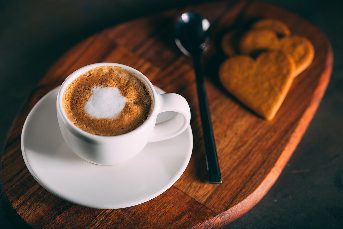 Kaffee mit Milchschaum und Herzkeksen