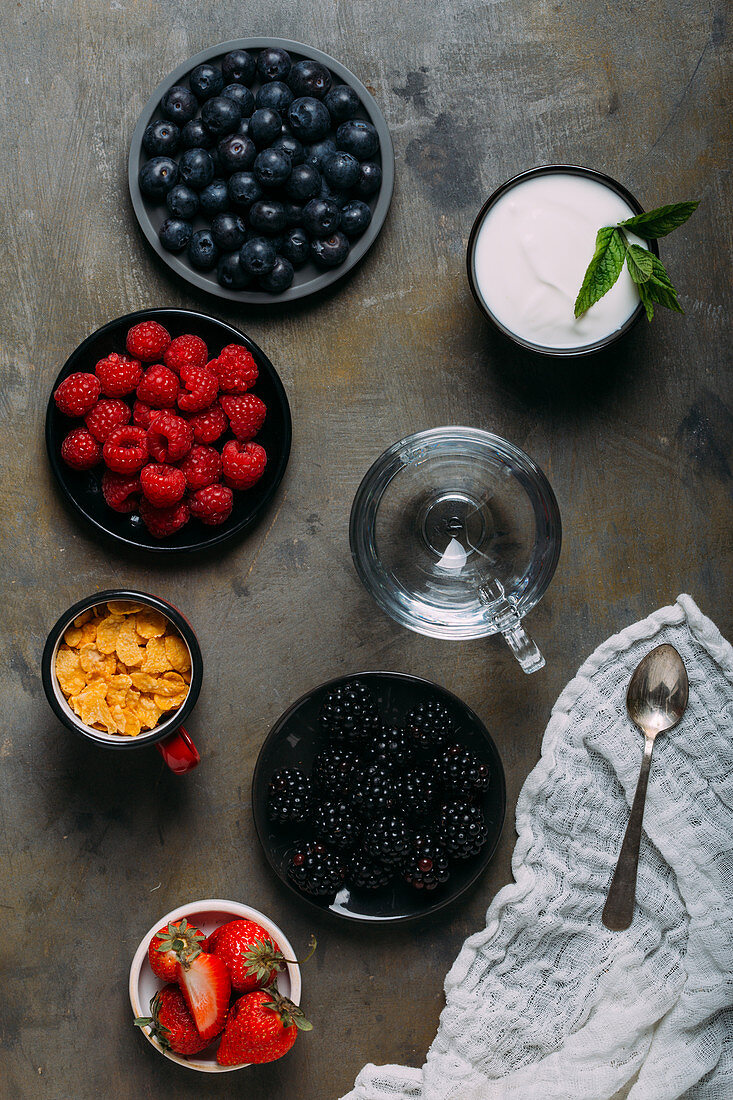 Joghurt und Cornflakes mit verschiedenen Beeren zum Frühstück