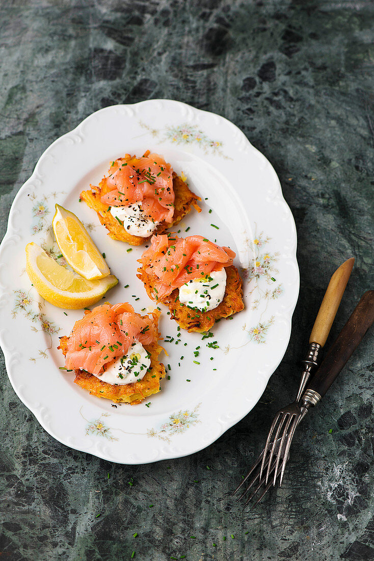 Kartoffel-Rösti mit Creme Fraiche und Lachs