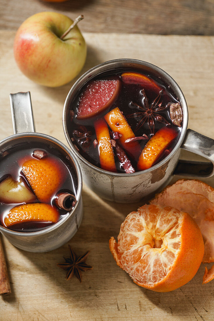 Glühwein mit Apfel, Orange, Kardamom, Zimt, Anis und Honig