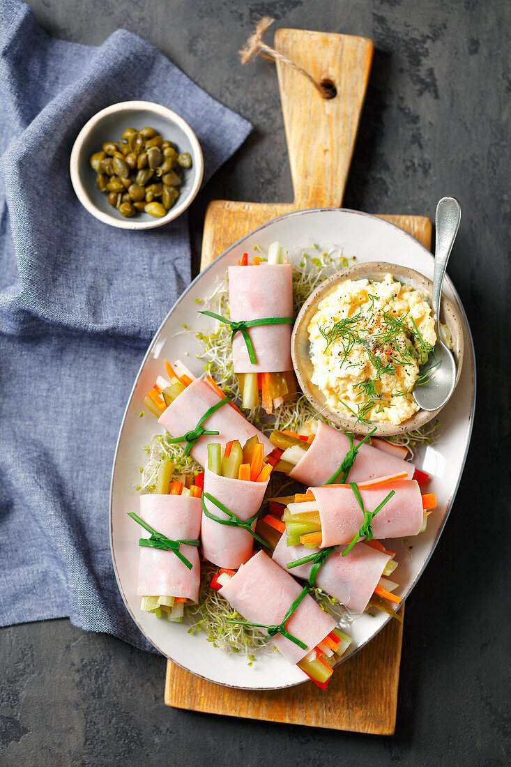 Ham rolls with vegetables and egg paste