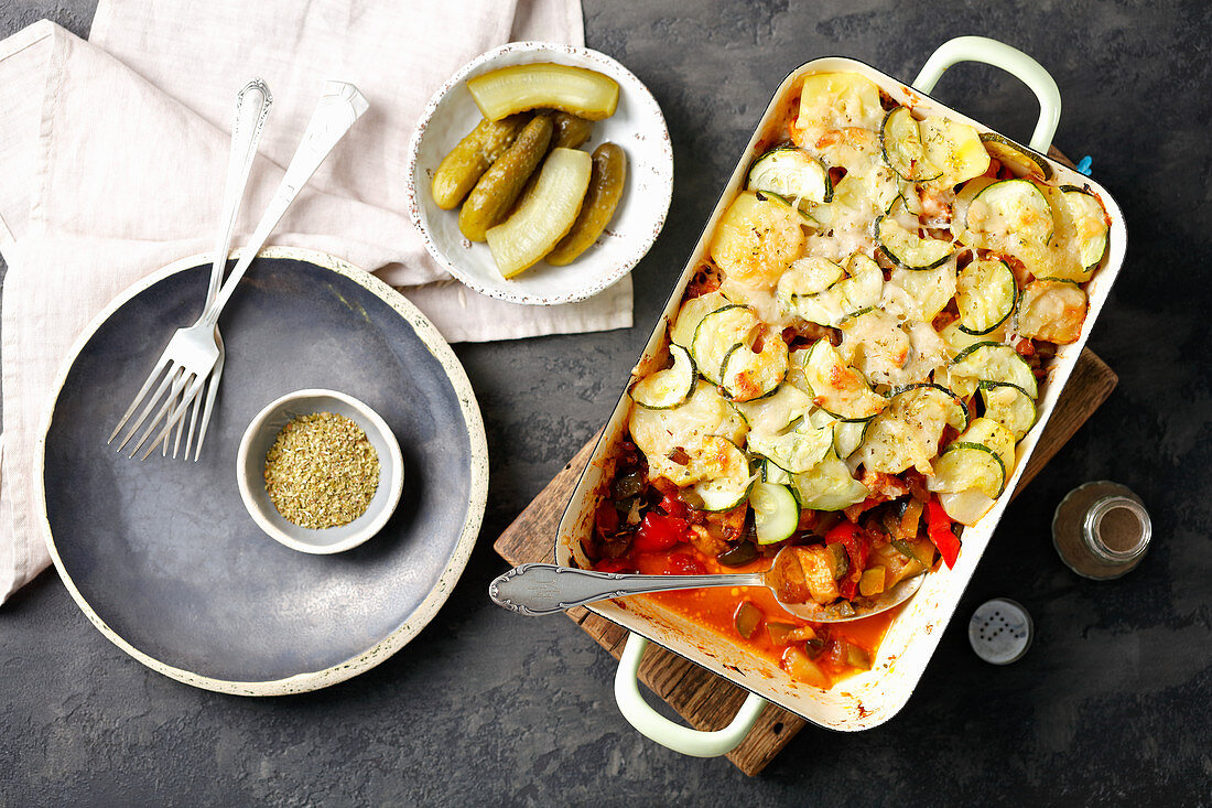 Hähnchenauflauf mit Paprika, Essiggurken, Kartoffeln und Zucchini