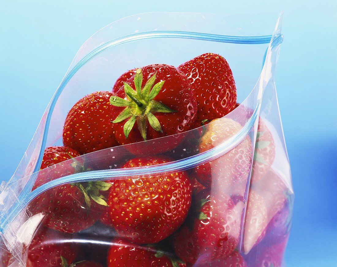 Frische Erdbeeren im Gefrierbeutel