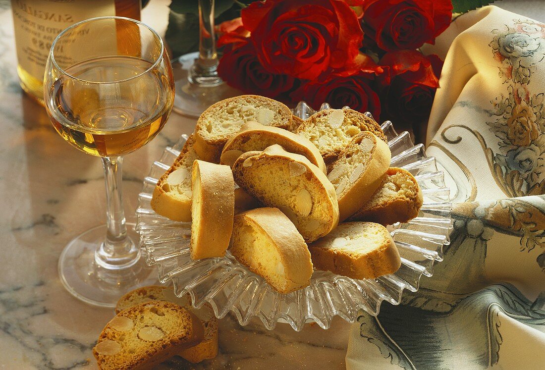 Cantucci e Vin Santo (Mandelkekse und Dessertwein, Italien)
