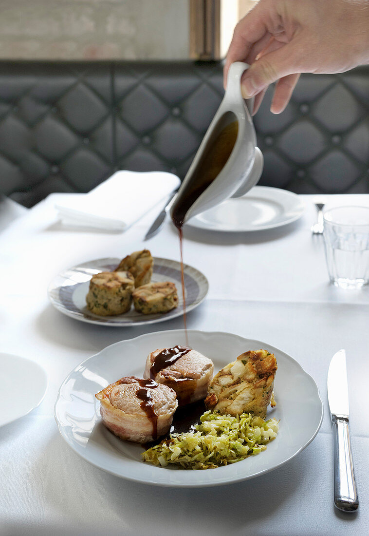 Schweinefilet mit Brezen-Serviettenknödel und geschmortem Spitzkohl