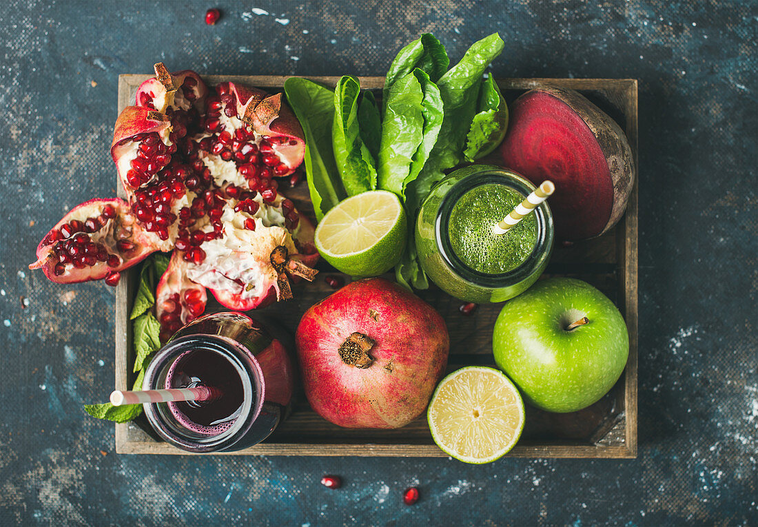 Detox-Smoothies (grün und lila) mit Obst und Gemüse