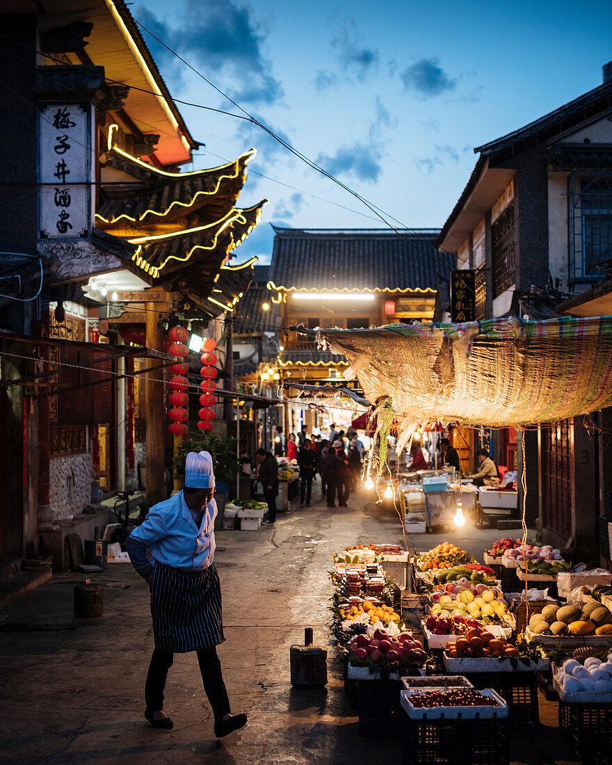 Nächtliche Strassenszene in Dali (Yunnan, China)