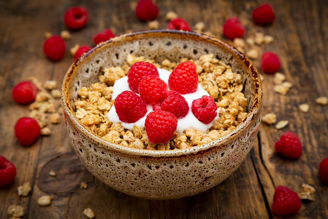 Granola mit Joghurt und Himbeeren