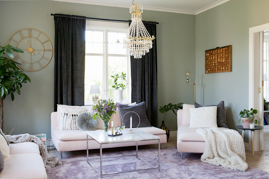 Daybed mit Kissen, Sofa und Couchtisch mit Marmorplatte auf fliederfarbenem Teppich im Wohnzimmer