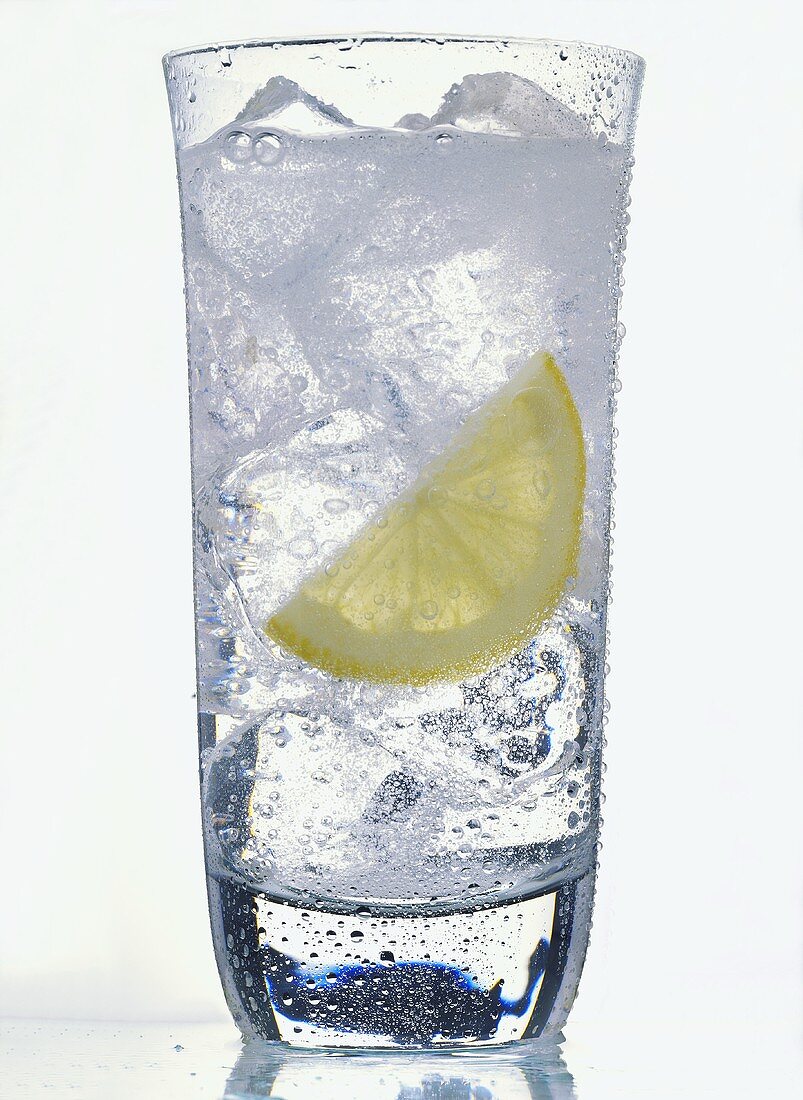 Mineralwasser mit Eiswürfeln & Zitronenscheibe im Glas