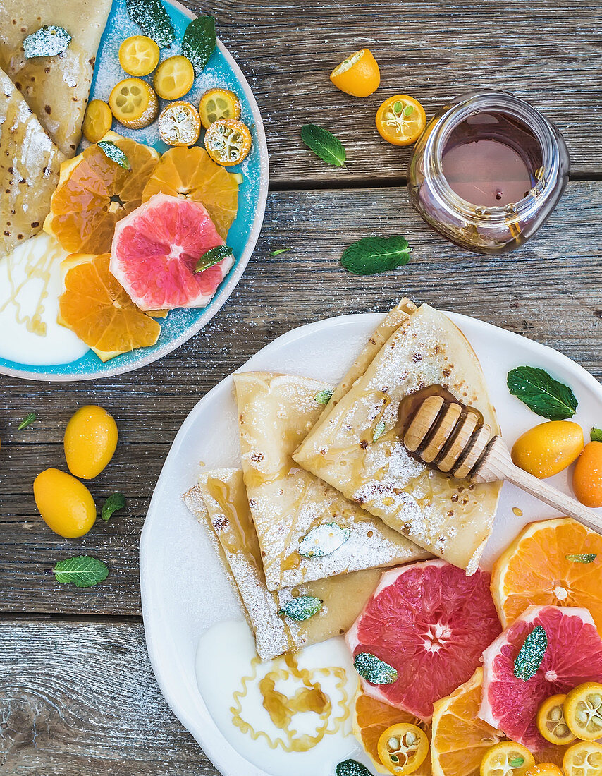 Crepes mit frischer Grapefruit, Orange, Kumquats, Honig, Sahne und Minze