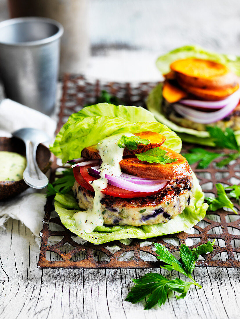 Putenburger im Salatblatt mit Süsskartoffeln, Tomate und Zwiebeln