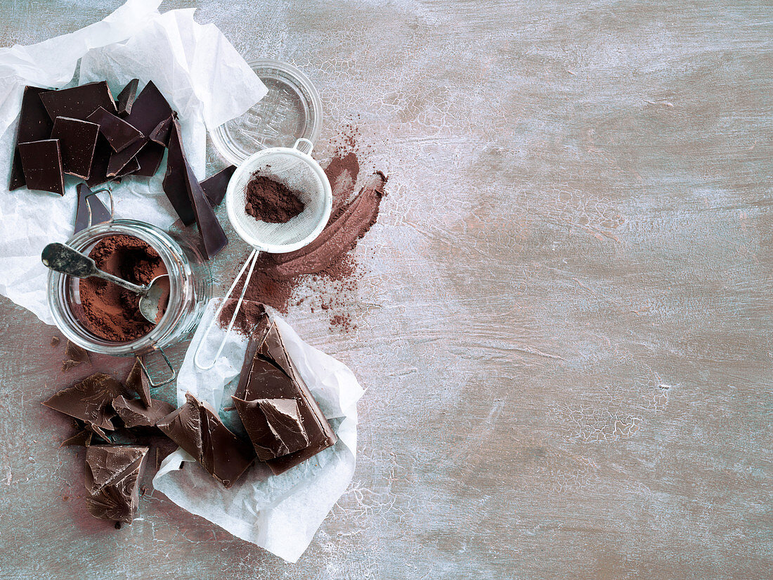Schokoladenstücke und Kakaopulver im Glas