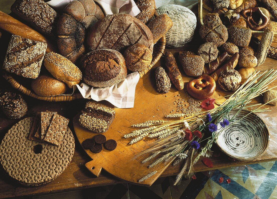 Backwarenstilleben mit verschiedenen Brotsorten & Getreide