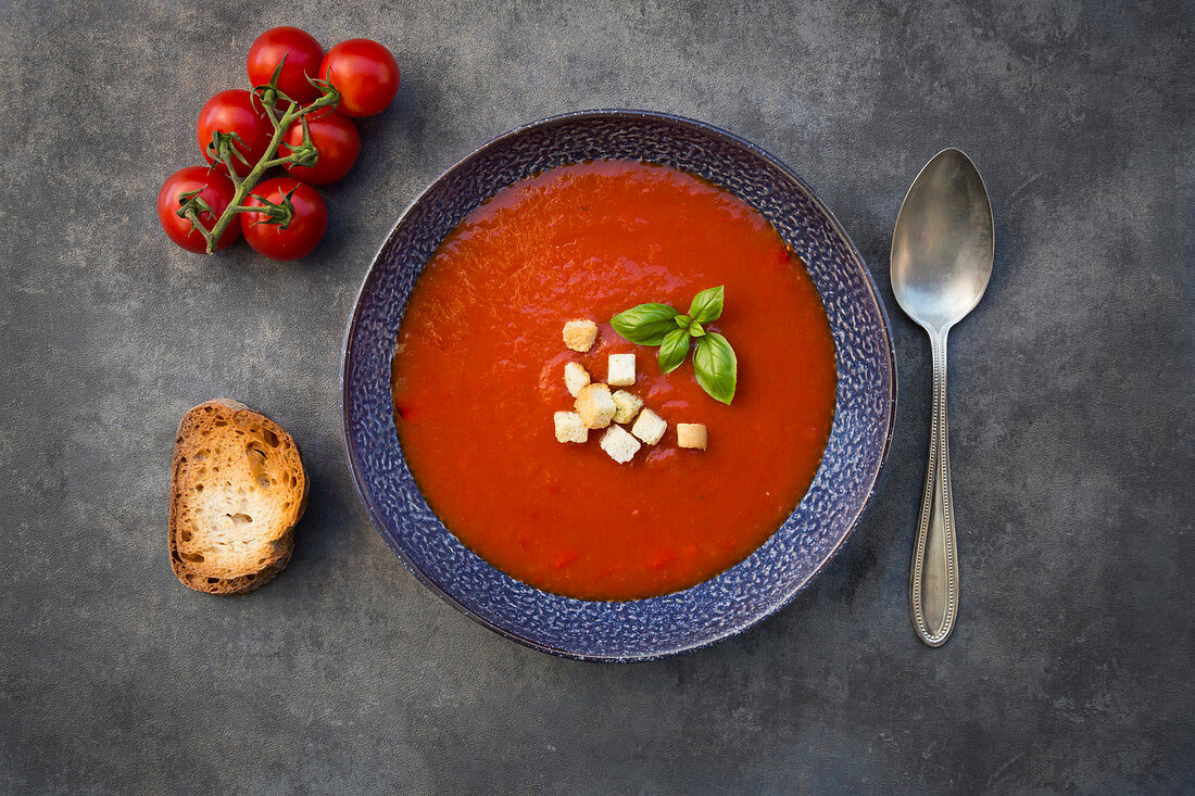 Tomatensuppe mit Basilikum, Croûtons und geröstetem Baguette