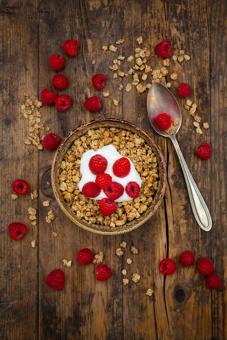 Granola mit Joghurt und Himbeeren