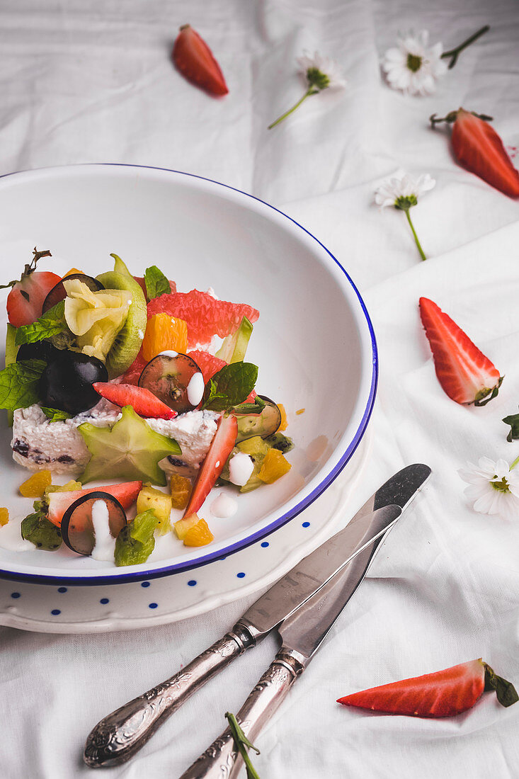 Hüttenkäse mit Ricotta serviert mit frischen Früchten