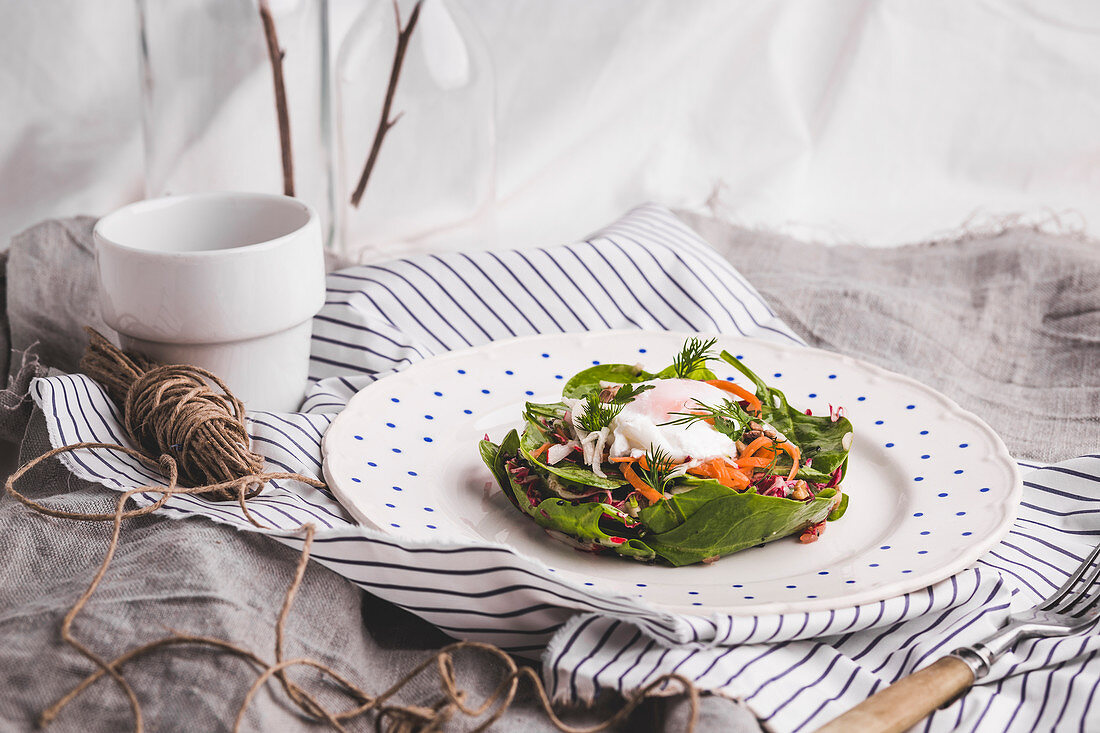 Pochiertes Ei im Salatnest