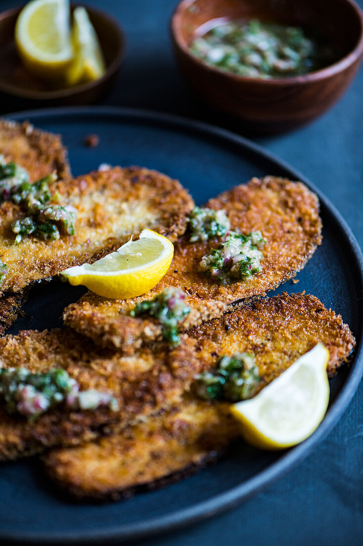 Breaded aubergine schnitzel with lemon