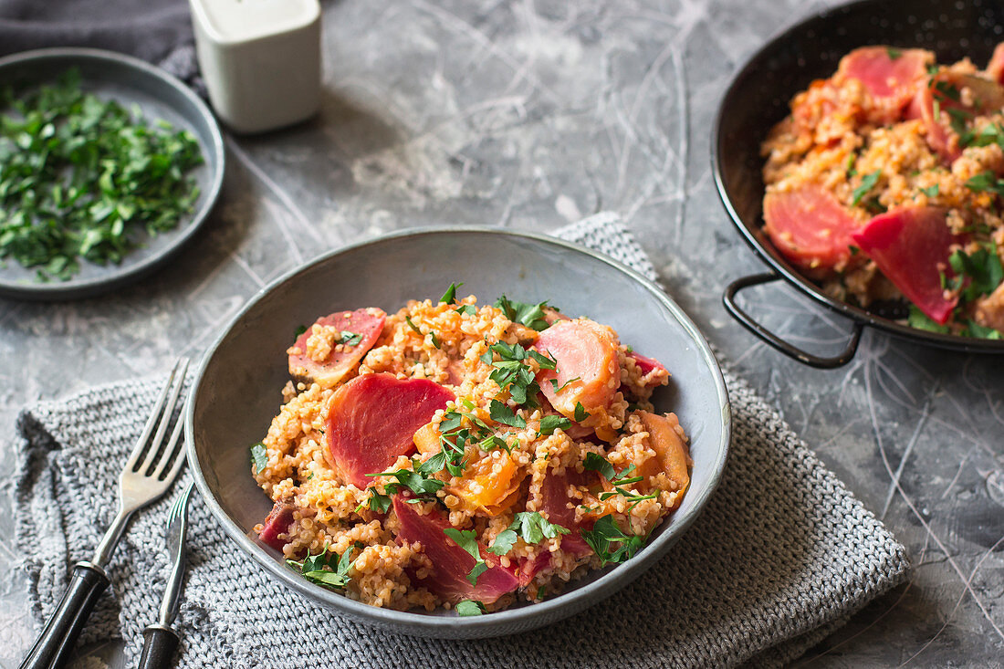 Dinkel mit gebratenen Rüben, Tomaten und gehackter Petersilie