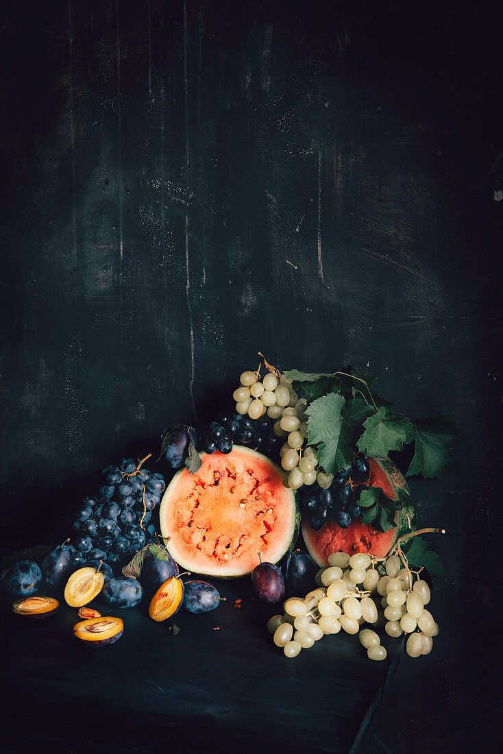 Stillleben mit Wassermelone, Trauben und Pflaumen