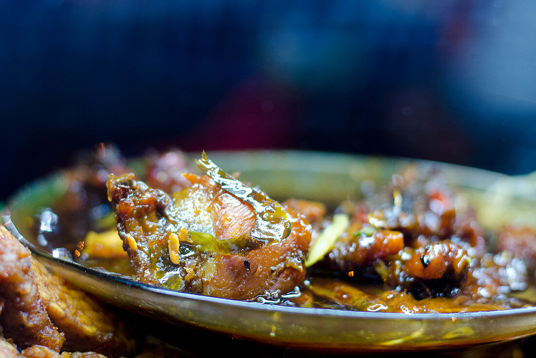 Balinesisches Hähnchen mit Chili und Koriander